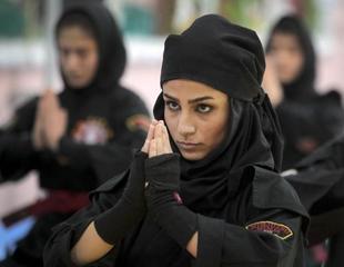 Zo Bula Bula 女性イスラム教徒に独自のロリータファッション流行の兆しと聞いて イラン女性に忍術ブームという話を真っ先に思い出した やはりブームの理由は 他のスポーツと違い肌露出のない全身黒装束で 戒律に引っ掛からず堂々と稽古できる点なのだ Zo Bula Bula 女性イスラム教徒に独自のロリータファッション流行の兆しと聞いて イラン女性に忍術ブームという話を真っ先に思い出した やはりブームの理由は 他のスポーツと違い肌露出のない全身黒装束で 戒律に引っ掛からず堂々と稽古できる点なのだ
