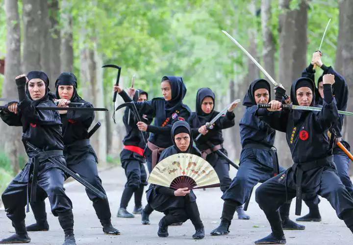 Zo Bula Bula 女性イスラム教徒に独自のロリータファッション流行の兆しと聞いて イラン女性に忍術ブームという話を真っ先に思い出した やはりブームの理由は 他のスポーツと違い肌露出のない全身黒装束で 戒律に引っ掛からず堂々と稽古できる点なのだ Zo Bula Bula 女性イスラム教徒に独自のロリータファッション流行の兆しと聞いて イラン女性に忍術ブームという話を真っ先に思い出した やはりブームの理由は 他のスポーツと違い肌露出のない全身黒装束で 戒律に引っ掛からず堂々と稽古できる点なのだ