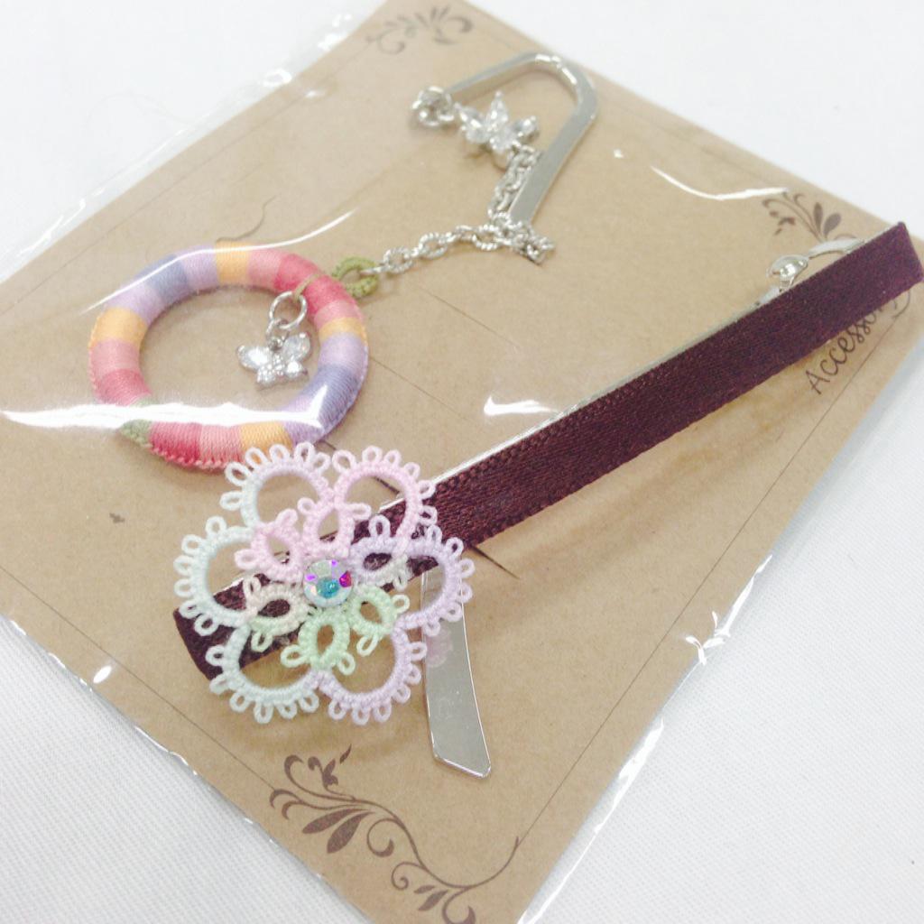 늦었지만 천팔로워 다시한번 감사드립니다! 조금 늦은 이벤트로, RT해주신 분들 중 두분을 추첨할께요. 한분께는 손거울을, 다른 한분께는 태팅 책갈피+헤어핀 세트를 보내드립니다. 앞으로도 잘 부탁드려요!