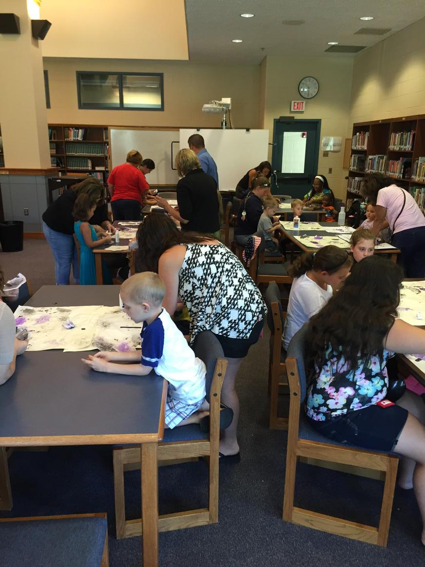 pkcMrE's tweet photo. Students and volunteers working hard. Summer reading is fun. http://t.co/shR45NFsBa