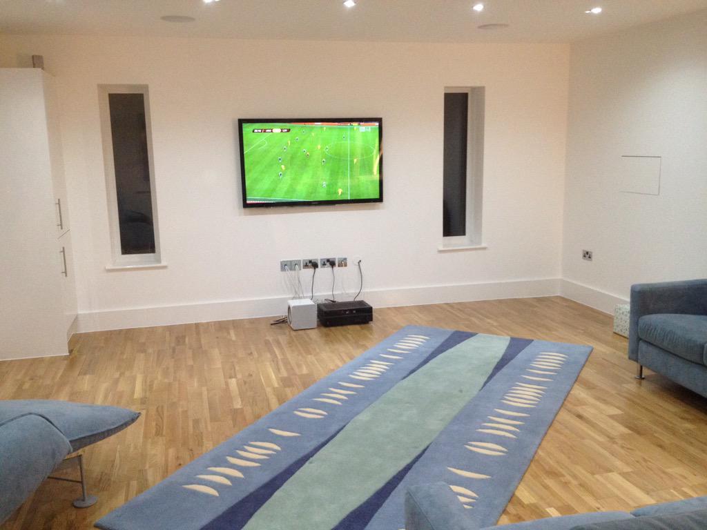 flatpackplus's tweet image. Full double garage converted into a lovely living room. Laminate and Hardwood floors fitted to professional standard.