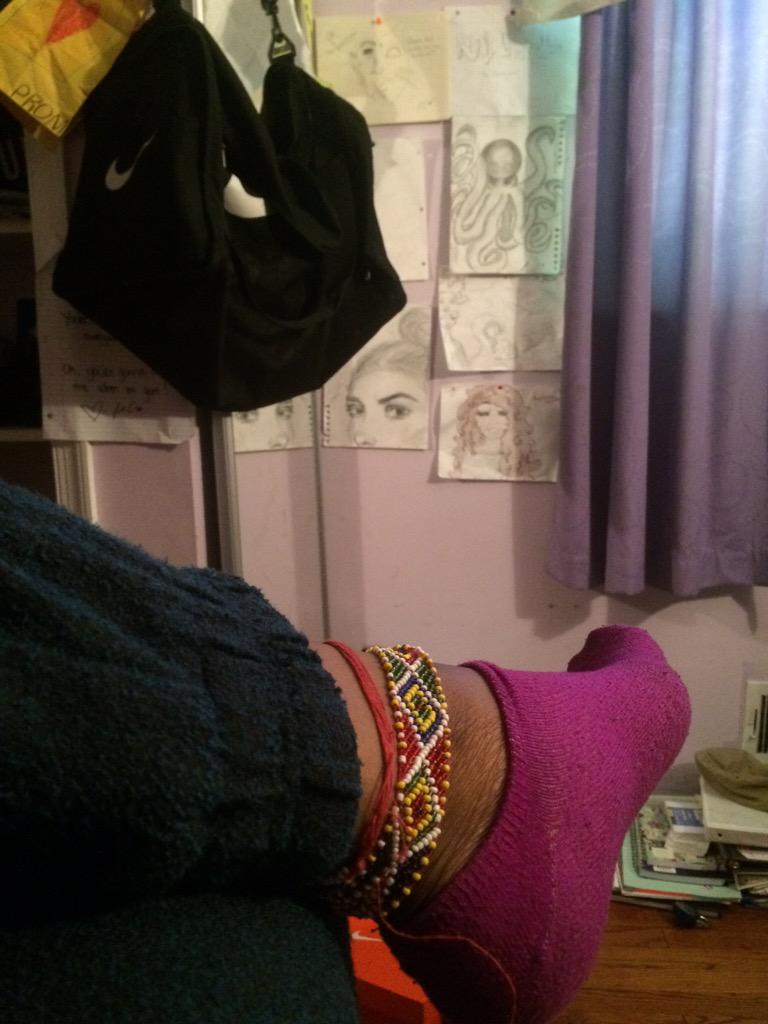 rach_izayboo's tweet image. When you realize you and your long lost mother @fatbellybella are wearing the same ankle bracelet #OneInTheSame 🌚