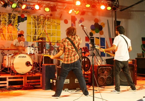 AlternadorFest's tweet photo. #ALTmemo #archivoALT | @gasdrummers - El Alternador 2008 #Montellano #ALTX #elalternador http://t.co/h2B7ymEaSz
