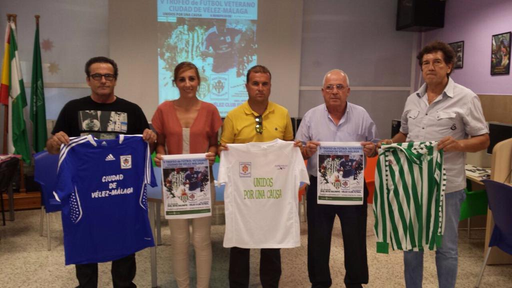 AytoVLZ's tweet photo. Presentación del Trofeo de veteranos del Betis y Vélez, cuya recaudación será destinada a la asocacion Asprovélez http://t.co/UyDS4ZOty8