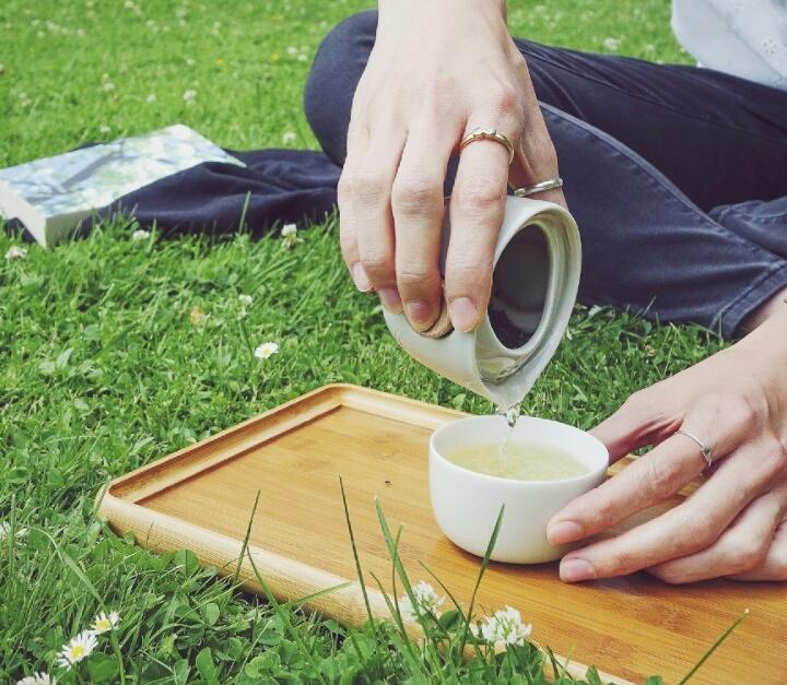 Enjotying tea time in the park thanks to our nifty little Be-Bop Travel Set. paperandtea.com/be-bop
