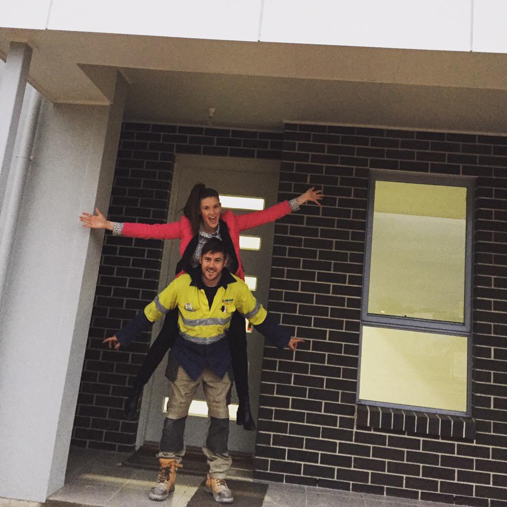 SJT215's tweet photo. Watch out Lightsview we're here 🏡💕👌🏻 #RivergumHomes #handover #firsthome #excitedisanunderstatement 😆@RivergumHomes http://t.co/mybNSOiTH5