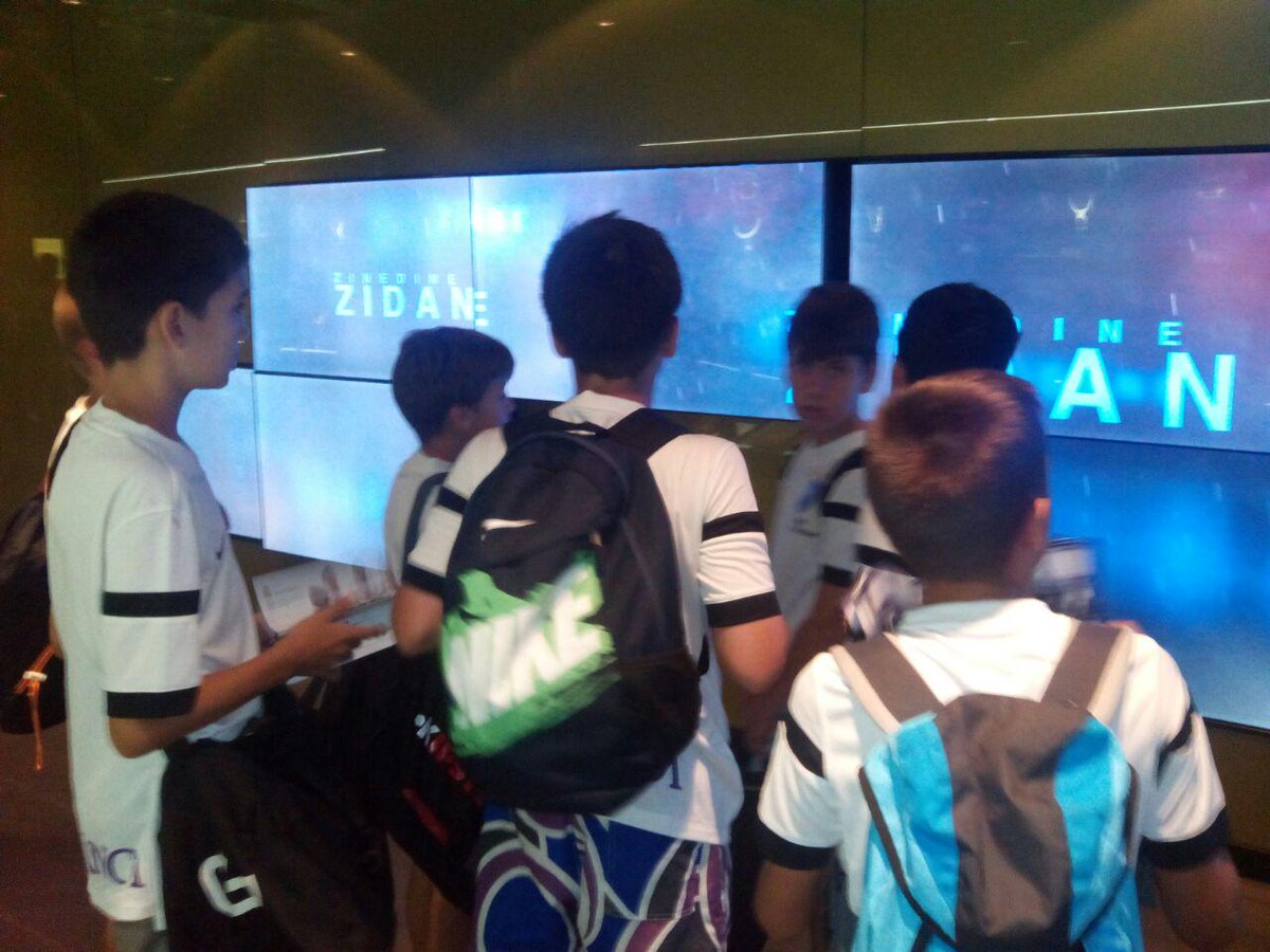 CampusAMartinez's tweet photo. Nuestros cracks disfrutando de la visita al Tour del Santiago Bernabéu. http://t.co/HxVvMDLI6F