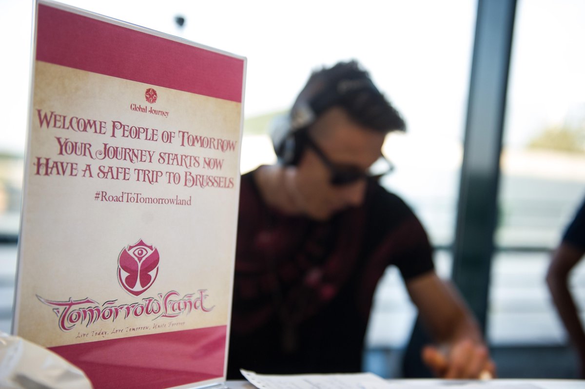 MiAirports's tweet photo. Guarda tutte le foto del #TMLgateparty di @FlyingBrussels a #Malpensa su http://t.co/maCjUpHr0O @tomorrowland http://t.co/faj5gmOoUW