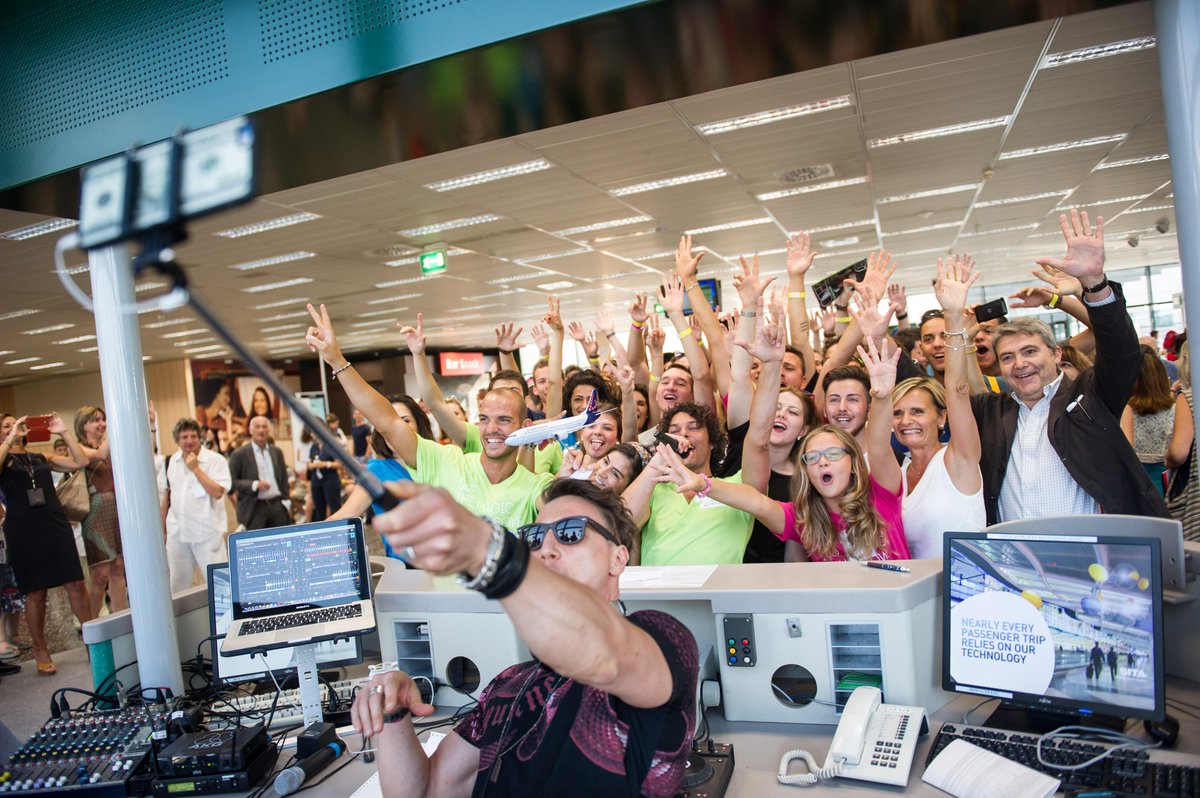 MiAirports's tweet photo. Guarda tutte le foto del #TMLgateparty di @FlyingBrussels a #Malpensa su http://t.co/maCjUpHr0O @tomorrowland http://t.co/faj5gmOoUW
