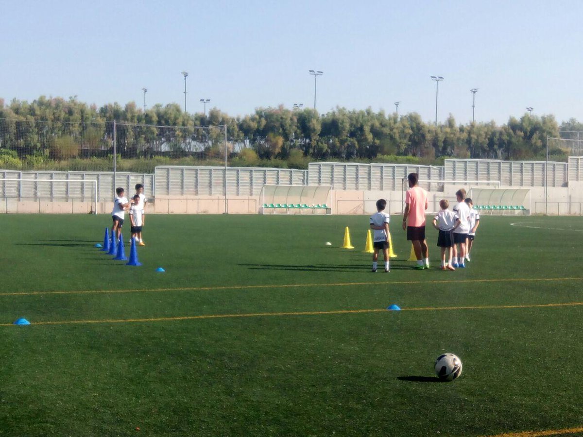 CampusAMartinez's tweet photo. Entrenamiento y diversión a partes iguales. ¡Que grandes estos cracks! http://t.co/l1W6P6FobE