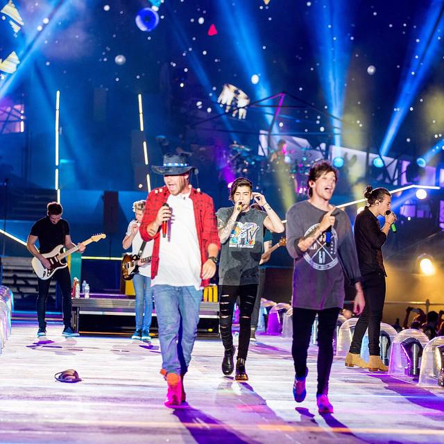 ranrangood1919's tweet photo. △One Direction結成から5年△
色々あったけど、永遠の愛を
#5YearsOfOneDirection
#ForEverDirectioners
#OneDirectionPartyOnHitzFm http://t.co/UuIix5AQoM