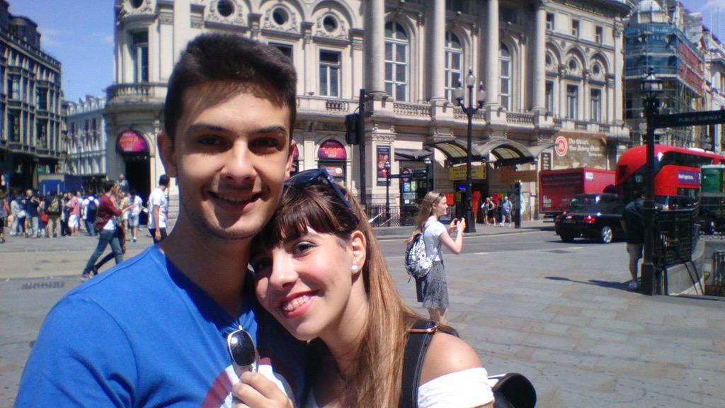 Valleinclanesa's tweet photo. From London with Love... Te quiero @Victorespecimen ❤️🐺 http://t.co/sggC1zyzlg