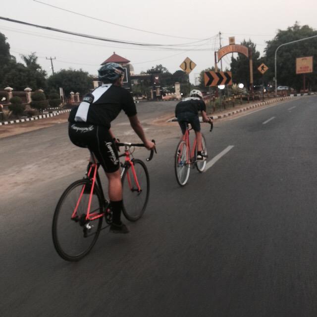 Ketemu dijalan nih,ciri" gowes aman. Pakai helm dan foot retention. sukses terus ya <a href="/BGRFixedFaction/">Bogor Fixed Faction</a> :) #safetyfirst