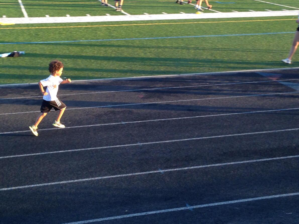 MrWarhop's tweet photo. He's a natural. Out front in the 100. Look at that form! #trackflow http://t.co/c08lCJvSYp