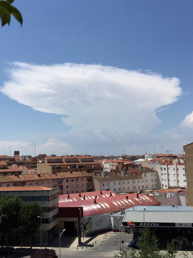 MeteoAlbaceteDR's tweet photo. Yunque tormentoso hacia el SW de #Albacete
Foto @BorjaPardo11 http://t.co/zNPkDyejW1