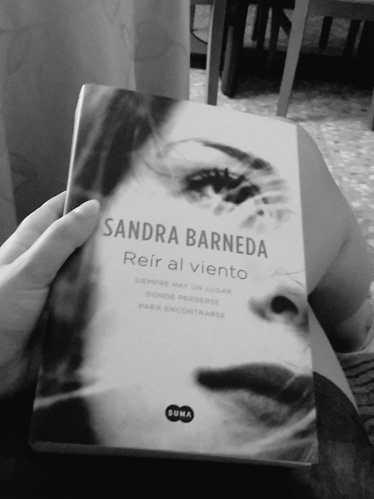 evittta91's tweet photo. @SandraBarnedaa espero que tu libro esté a la altura de las críticas que he leído :) #conganasdeleerlo #Reíralviento http://t.co/QHVt4tWg3A