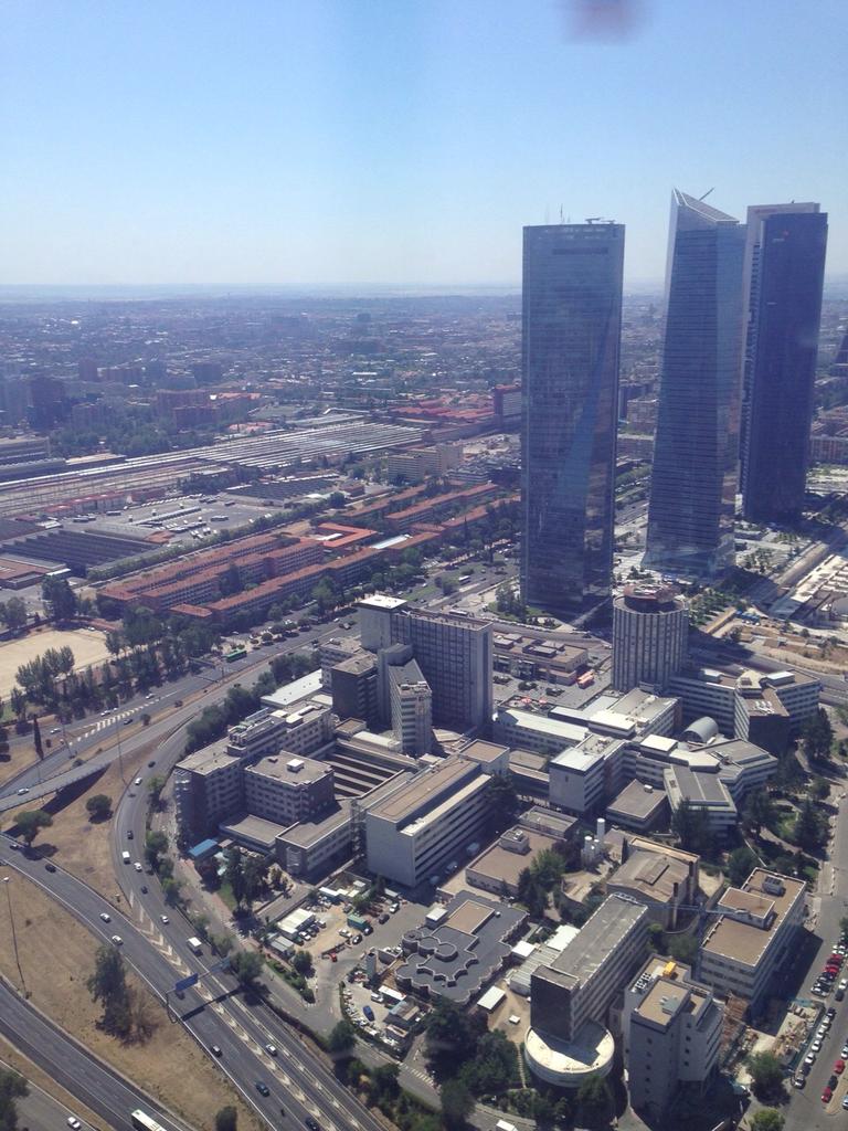 policia's tweet photo. Subimos con Raúl y Rubén a 1 de los 3 nuevos helicópteros de la Policía en sus labores cotidianas de vigilancia aérea http://t.co/mrykJS71jE