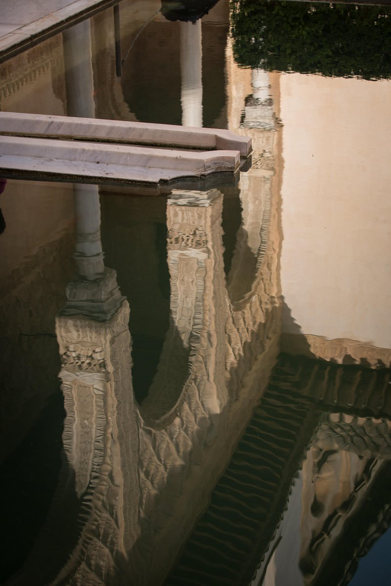 alhambracultura's tweet photo. En el #PatioArrayanes, cuando el agua se convierte en arquitectura http://t.co/77whaMcbrO http://t.co/CMtuI55Jhj
