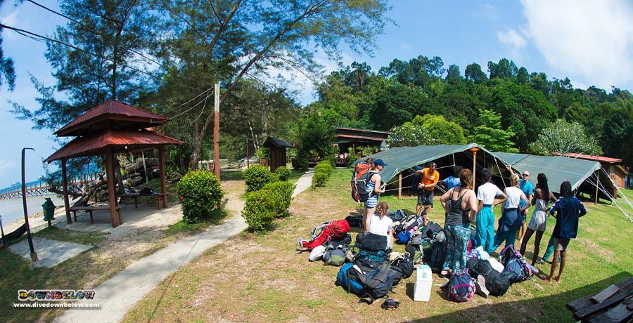 divedownbelow's tweet image. Enter @CampsInt grp #Tarsier @divedownbelow #paradise &amp;amp;D nxt 41 @PADI #DiveCourse participants #Adventure @CampBorneo