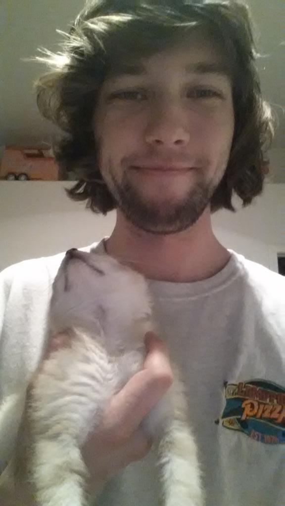 wholeJakey's tweet photo. >:) #kittyyy http://t.co/teLwNW5Nzj