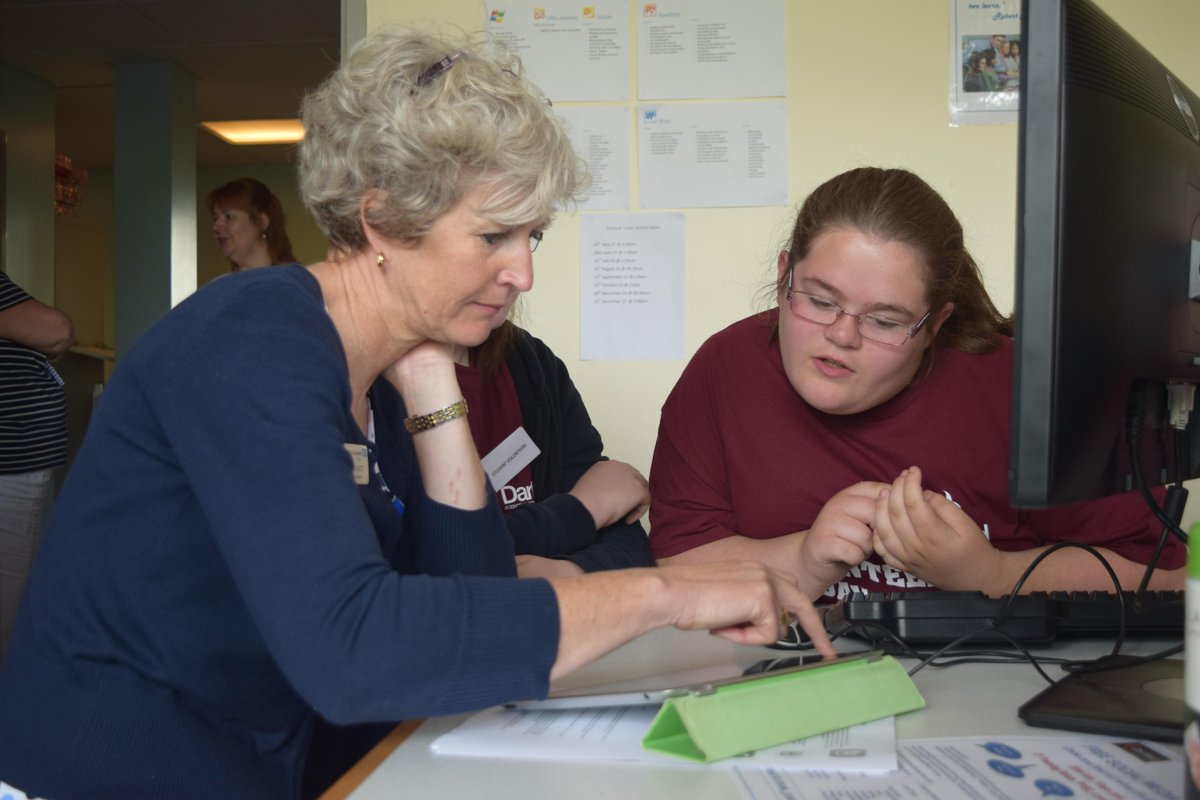 DarentValleyHsp's tweet photo. Student from @DSTCTweeter #DSTCvolunteeringday teach @SusanAcott all @twitter. For more info: http://t.co/D5EBMSFcqC http://t.co/jzYXoZG7Dc