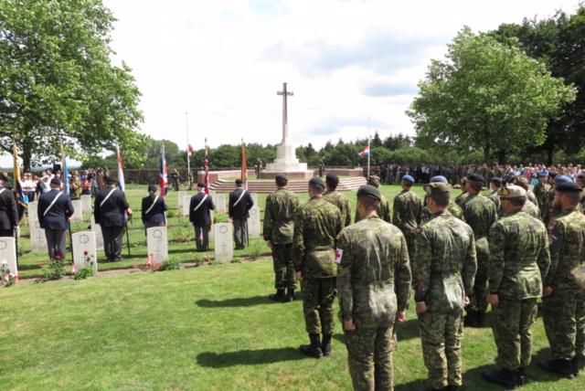 Jaarlijkse  herdenking op de Canadese begraafplaats in Groesbeek op de derde dag van de Vierdaagse (foto Ger Loeffen)
