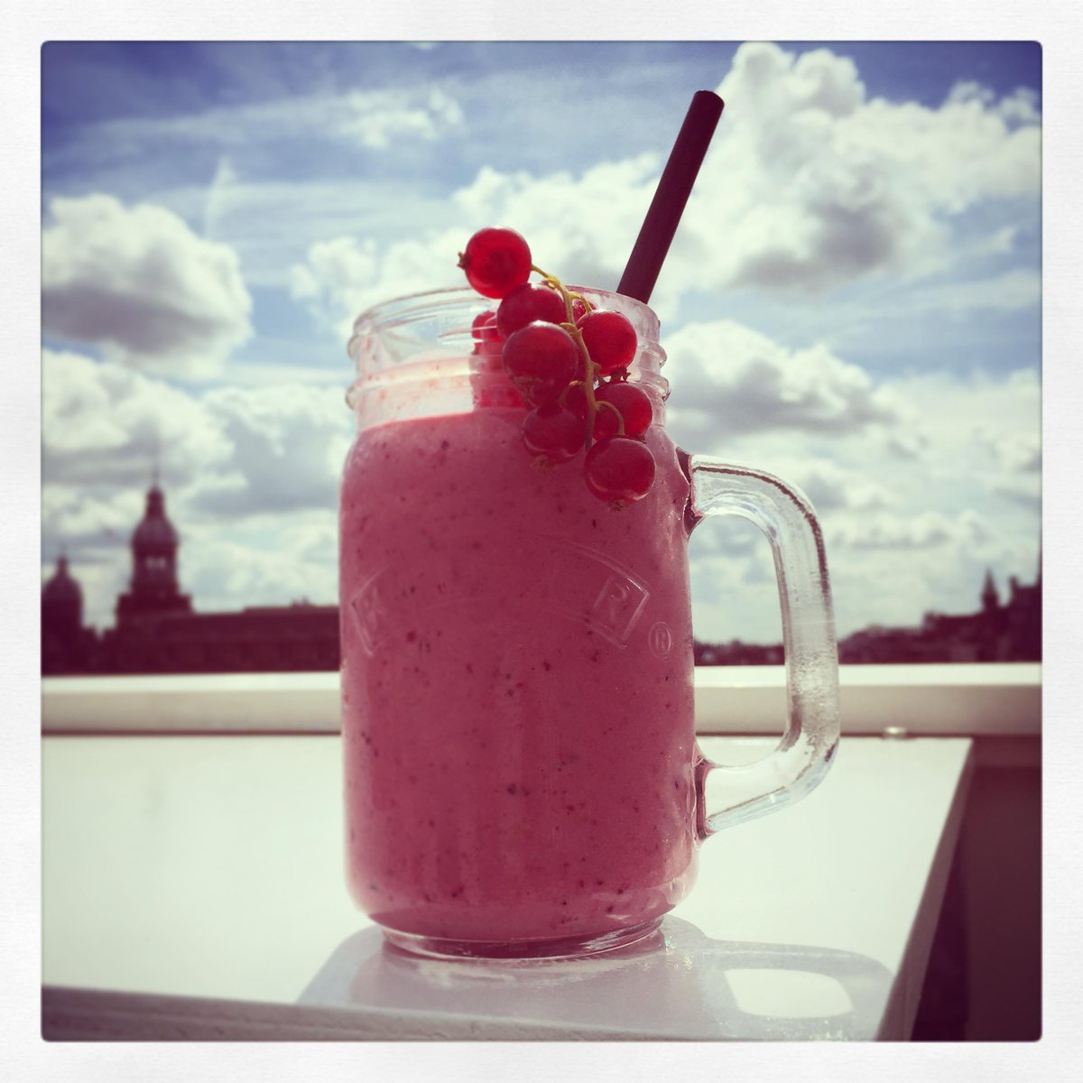 VanHellemondCo's tweet photo. #smoothie op ons #dakterras bij #locatie the #loft en #CS2 #vergaderen #huur #Amsterdam http://t.co/H7g6aXnEfs