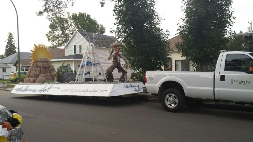 medicinehatcity's tweet photo. We're in the parade this morning. Smile and wave! #stampedefun http://t.co/YE7qWSE8SH