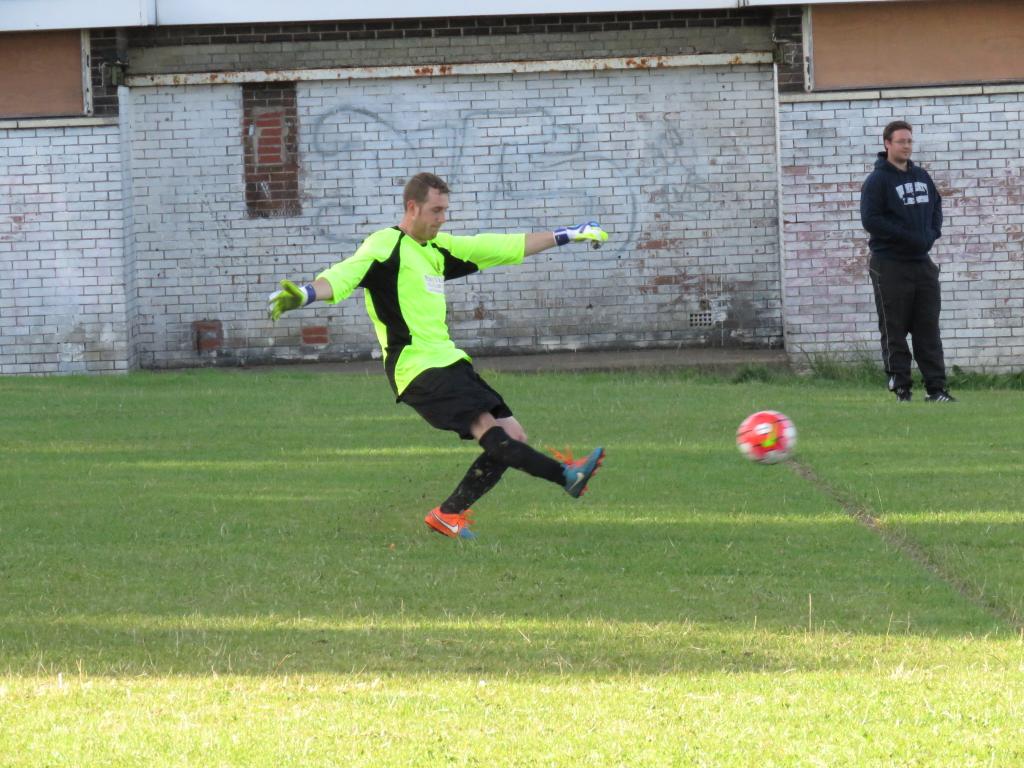 Matchdaymedia1's tweet photo. A few photos from last night's friendly...@Cask_FC  vs Slawit #Friendly http://t.co/3VV6ZklnvF