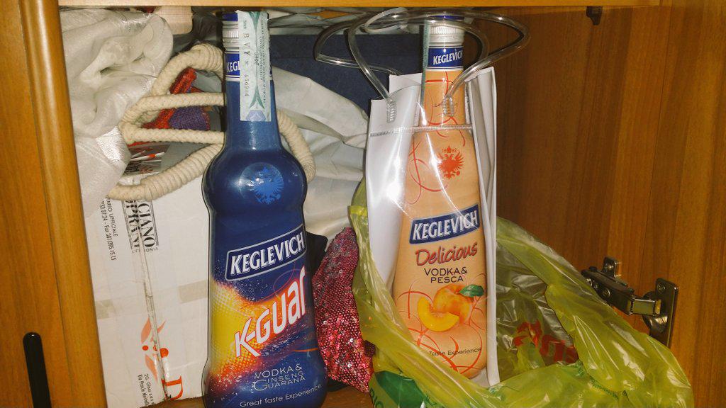 DelRaffaella481's tweet photo. #vodka #kenglevich #festa #kguar #pesca #drinks http://t.co/Frz3anIhlf