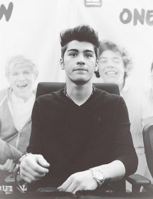 monteiromalik's tweet photo. Eles foram da escada para o topo,mas esqueceram que o Zayn tem medo de altura 
#5yearsOneDirection 😢👍👌
Chorei aqui http://t.co/1F9erFf3lr
