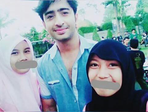 Shaheera_com's tweet photo. Pic our cute bhai @Shaheer_S with Bridies at location shoot CDLTM #HappyFun #KeepSmile #KeepSupportYou http://t.co/KWQciaDT32