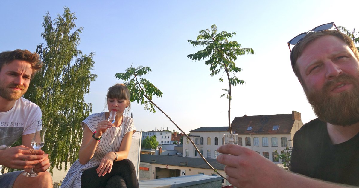 Relaxed evening @ #Nordstadt #ROOFTOPGARDEN drinking #HANNOVER #GIN #HANNOVERGIN