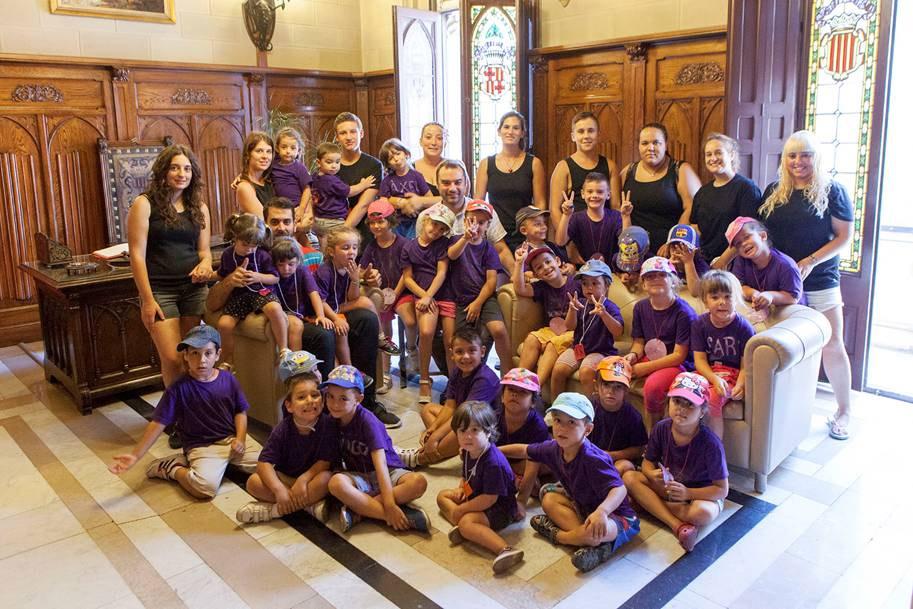 ajterrassa's tweet photo. L’alcalde de #Terrassa, @jordi_ballart ha rebut avui la visita d’un grup d’infants del Casal d’Estiu de Les Arenes http://t.co/crhLWLroOc