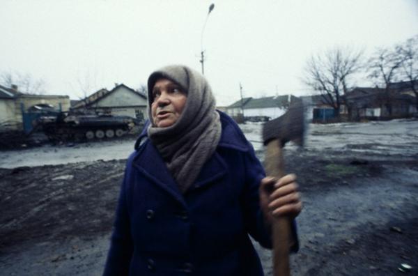 Жительница Грозного. Готовится к бою. Грозный. Чеченская республика. Январь 1995г.