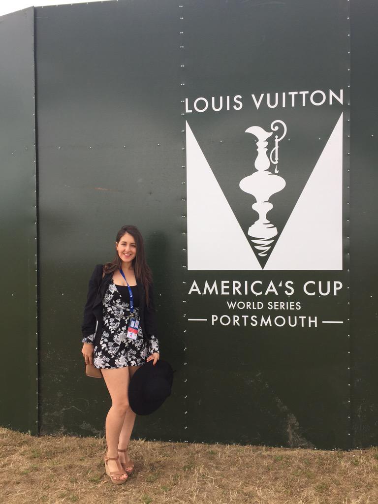 Sara_StyleScoop's tweet image. Watching the #parade @acwspmth #hampshirelifestyle #AmericasCup #LouisVuitton #racetobermuda