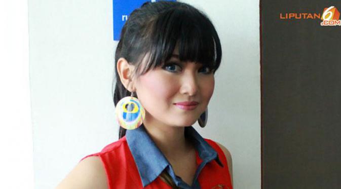 liputan6dotcom's tweet photo. Suami Mulai Kangen Iceu Wong http://t.co/j9brHJxk1f http://t.co/izat9gJu65