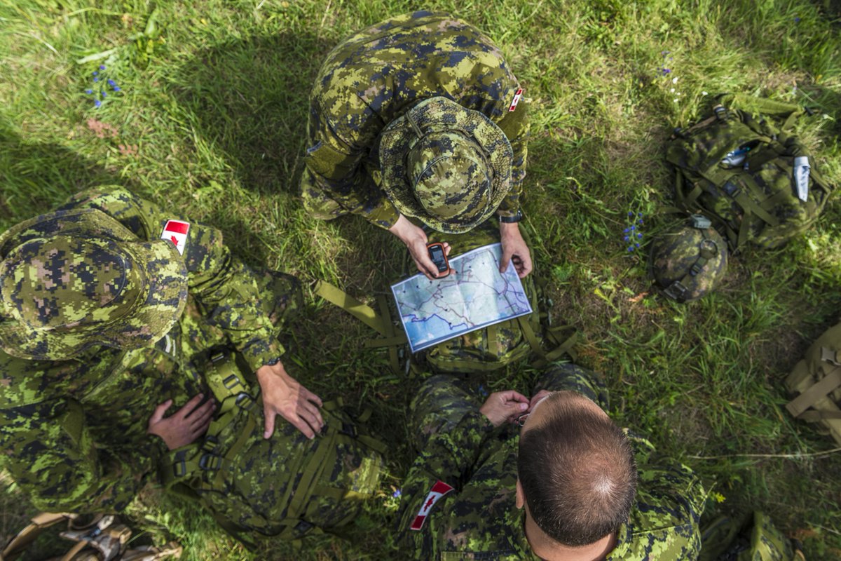 COIC_CJOC's tweet photo. #OpREASSURANCE : Les membres du #R22R pratiquent leurs compétences en navigation en #Pologne http://t.co/YXXixUyNL2