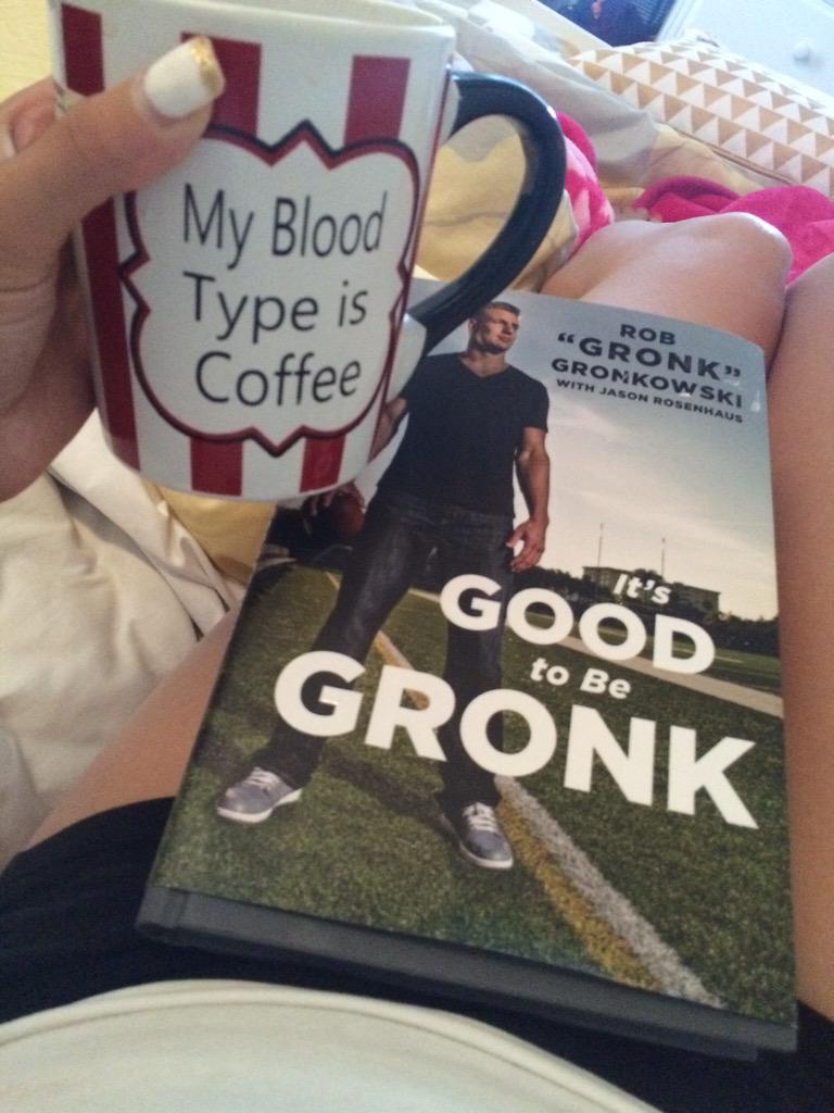 rachelbar__'s tweet photo. When your bf writes a book and you have to buy it just because #supportgf http://t.co/6Zw6wNVUMb