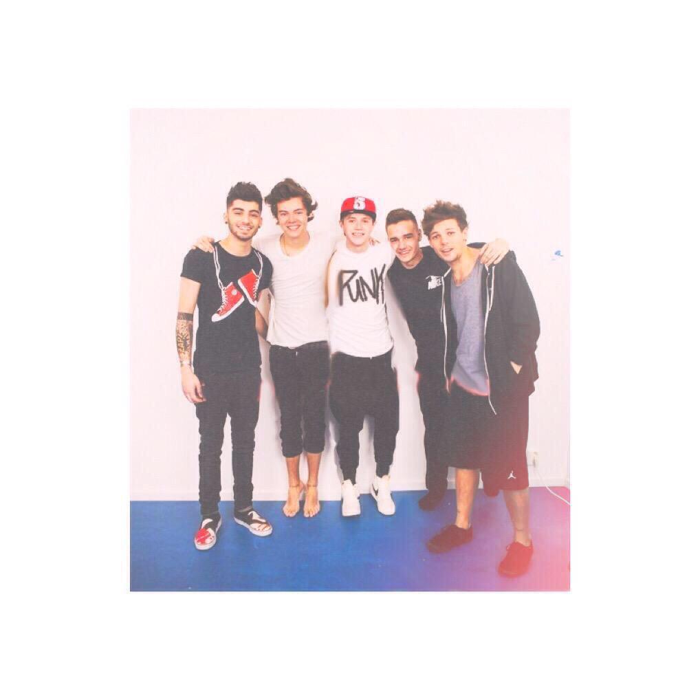shuri33768571's tweet photo. #5YearsOneDirection 色々なことがあった5年間。5人とDirectionerが支えあってここまでこれた5年間。この5年間に感謝をこめて。これからもOneDirectionは永遠に輝いてください。 http://t.co/psQtb9NJ2s