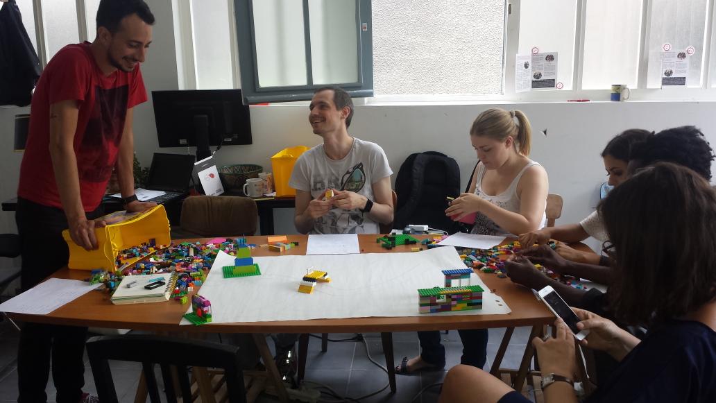 FamyAfr's tweet image. Simplon town #formationagile #espritdequipr #lego #playandwork @simplonco