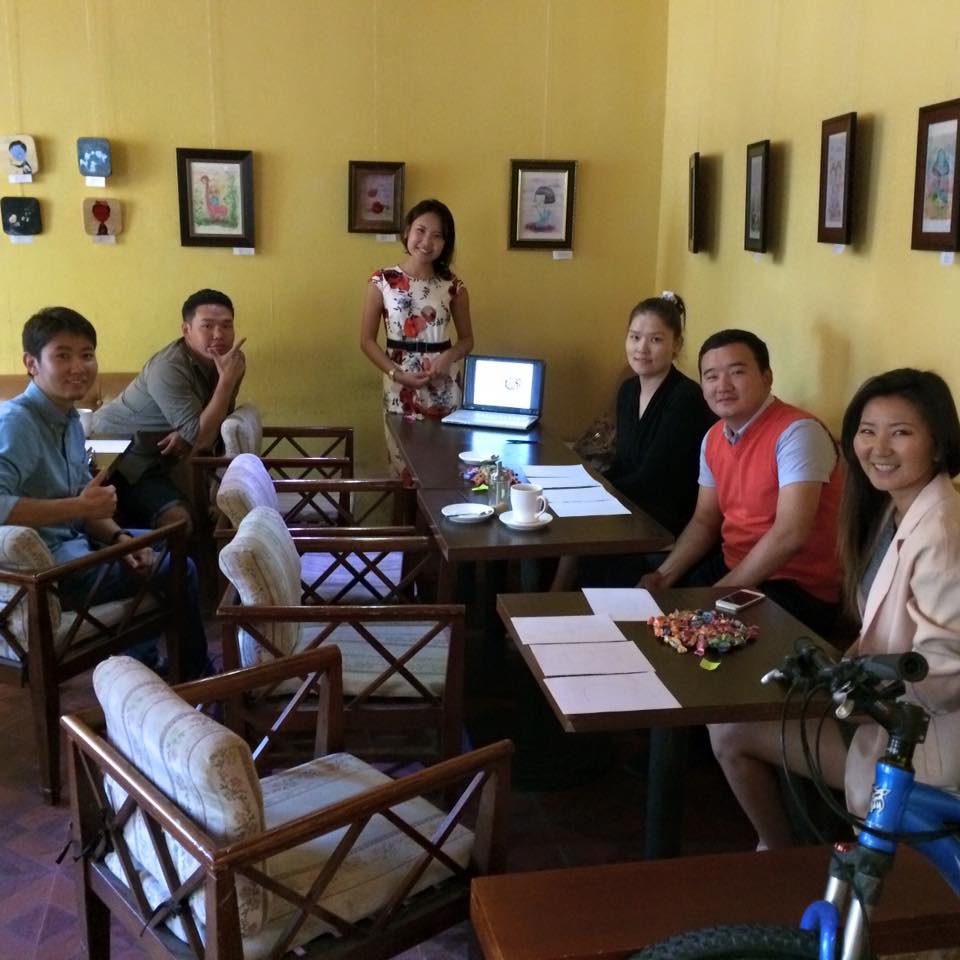 "50 -н чихрийн уналт" гээд тоглож идээд л сайхан өглөө Мийш хоёртоо баярллаа. Маргааш өглөөг тэсэн ядна #Үүжгэнэ ;)