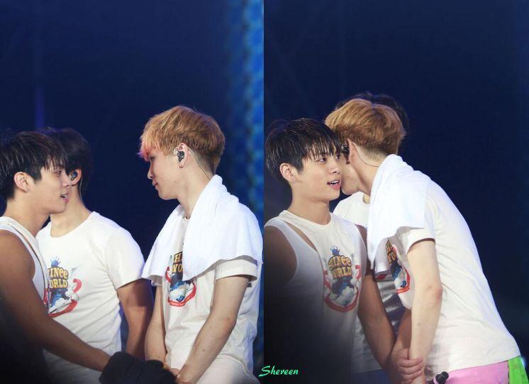 wKIMx__xapple's tweet photo. 長年寄り添ってるとやることも似てくる
#JongKeyAnniversary http://t.co/OdFSpcmNpu