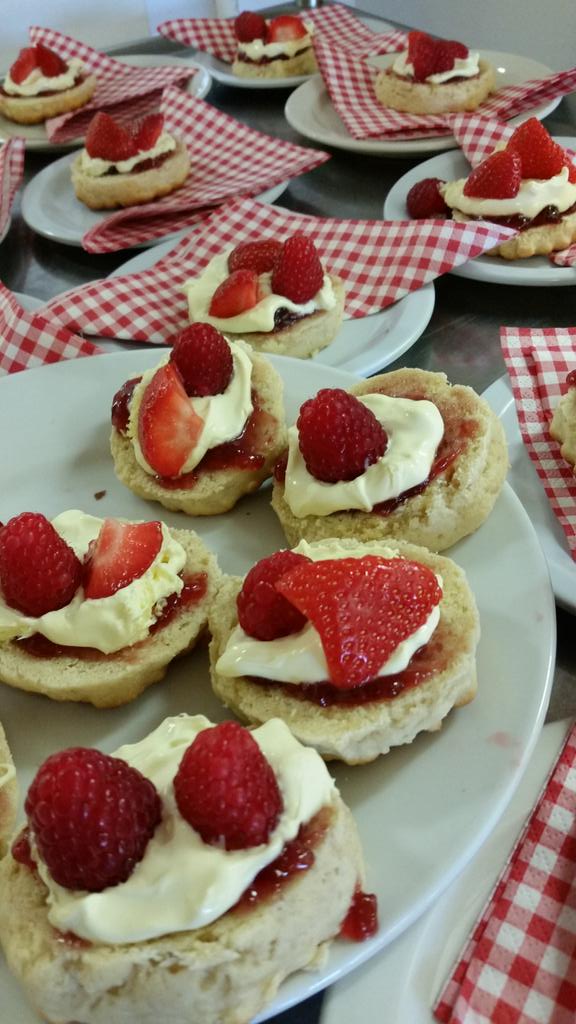 3404_community's tweet photo. Afternoon tea with the residents of Sandown Care Home today#WWOW  @stevepdillon http://t.co/aHNZ47uF4D