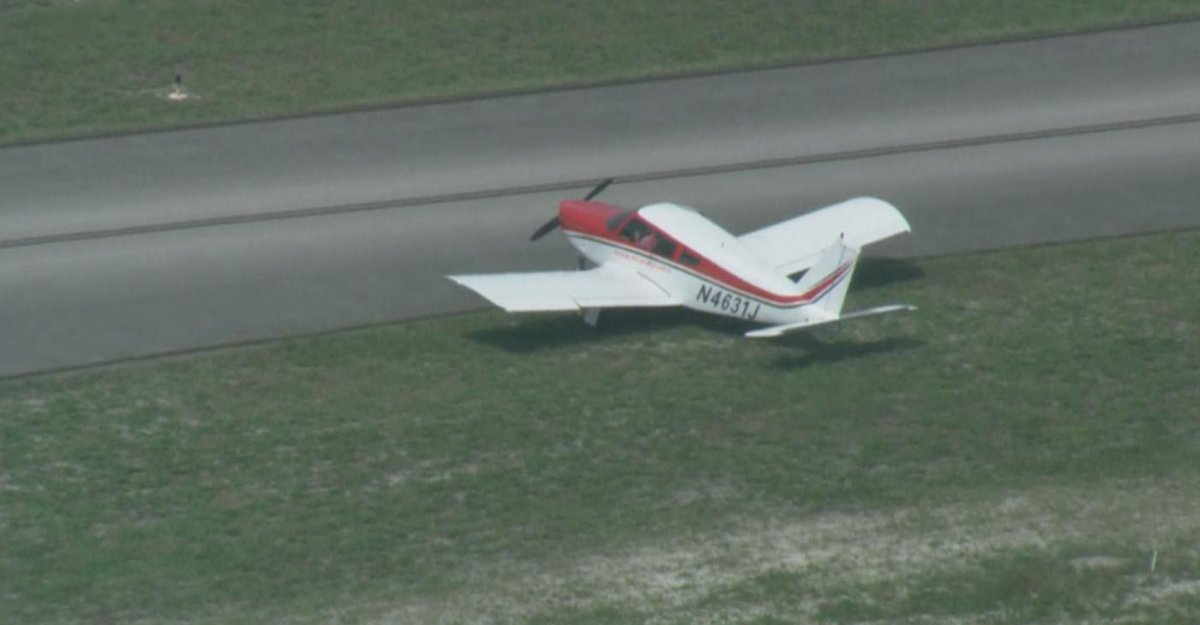 #UPDATE Plane with landing gear issues lands safely at Fort Lauderdale Executive Airport http://t.co/RtXvBmap1x