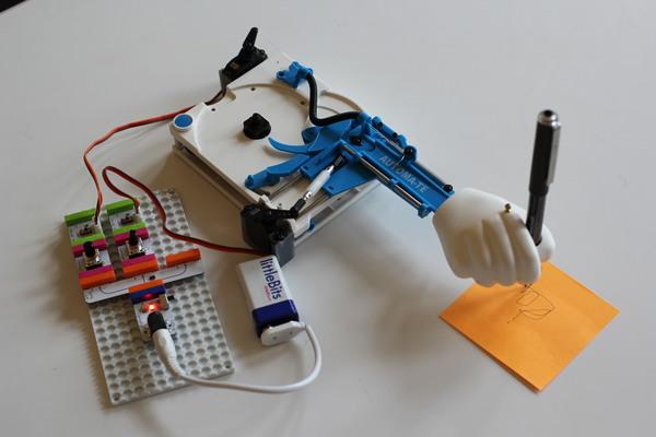 littleBits's tweet photo. Draw with this littleBits robotic hand, made with #arduino &amp; #processing http://t.co/qPDtFxozF7 http://t.co/muo3FWkFYP