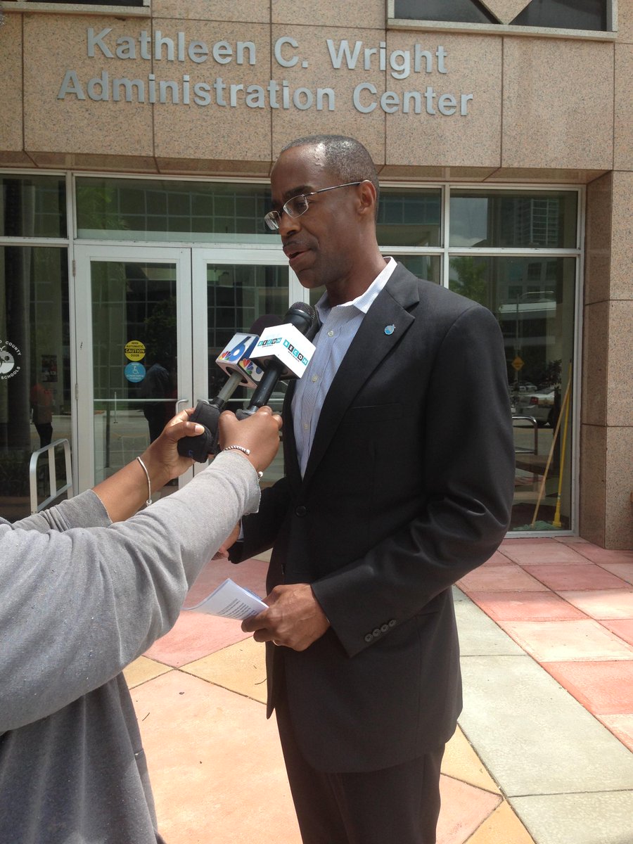 Supt. @RobertwRuncie talks to media about his panel discussion #RethinkDiscipline <a href="/WhiteHouse/">The White House</a> bit.ly/1VBqHrz