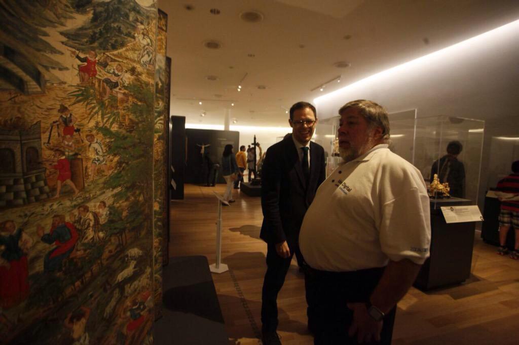 Lain_MX's tweet photo. @stevewoz were @ElMuseoSoumaya in #MexicoCity! My heart is so #happy. #technology #EngineersFirst #ArtForEveryone http://t.co/Baq0U29ax3