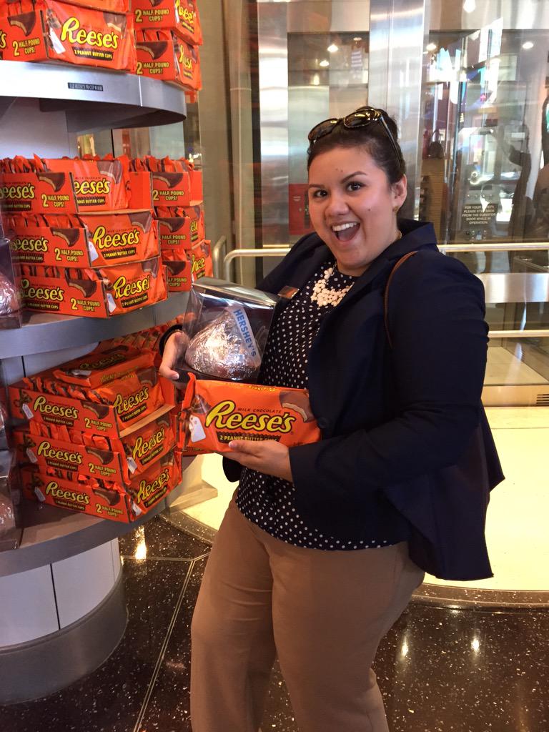 EdnaViews's tweet photo. Can you see the size of these!!! Ahh!! 😍💗🍫 #mgmmap2015 #nynymap #hersheys #lasvegas http://t.co/AhXXVfIl0l