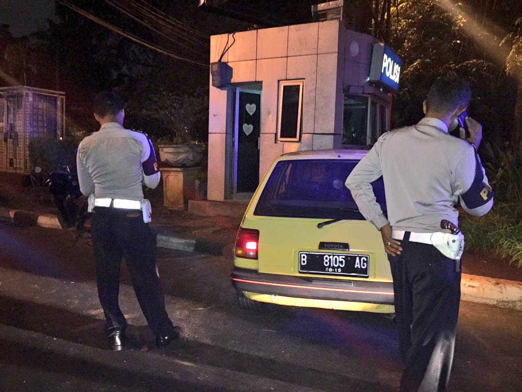 TMCPoldaMetro's tweet photo. 02;25 Kecelakaan Toyota Starlet B 8105 AG menabrak Pos Polisi di Jl. Gerbang Pemuda Senayan &amp; msh penanganan Polri. http://t.co/tAYHHHHejU